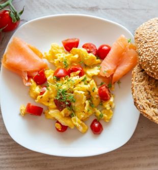 Brunch opskrifter er blevet en populær trend inden for madverdenen, og der er mange, der nyder at tilbringe weekendmorgener med en lækker og afslappet brunch